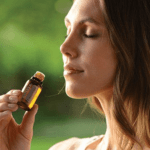 Mulher inalando Óleo doTerra Lavanda